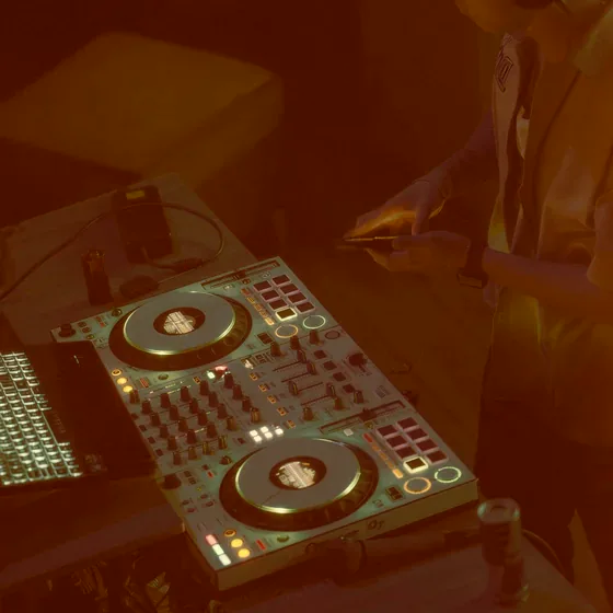 La cabina de LOOP CLUB: Sonido, luces y música